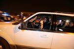 En saudiarabisk kvinde fejrede det med sine veninder, da hun lige efter midnat trillede ud på vejen i Al Khobar.  Hamad I Mohammed/Ritzau Scanpix