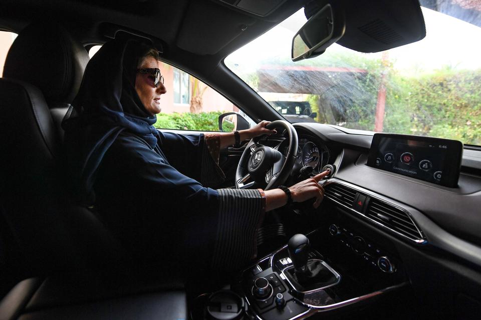 Halah Hussein Reda har lige fået sit kørekort. Hun var blandt de første kvinder på vejene i dag. Amer Hilabi/Ritzau Scanpix