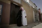 27-årige Mabkhoutah al-Maris bror kysser hende på panden, inden hun for første gang kører på arbejde i Saudi-Arabiens hovedstad Riyadh.  Nariman El-mofty/AP