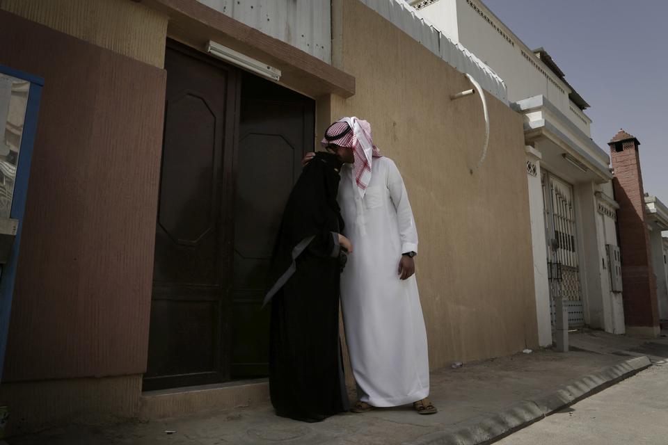 27-årige Mabkhoutah al-Maris bror kysser hende på panden, inden hun for første gang kører på arbejde i Saudi-Arabiens hovedstad Riyadh.  Nariman El-mofty/AP