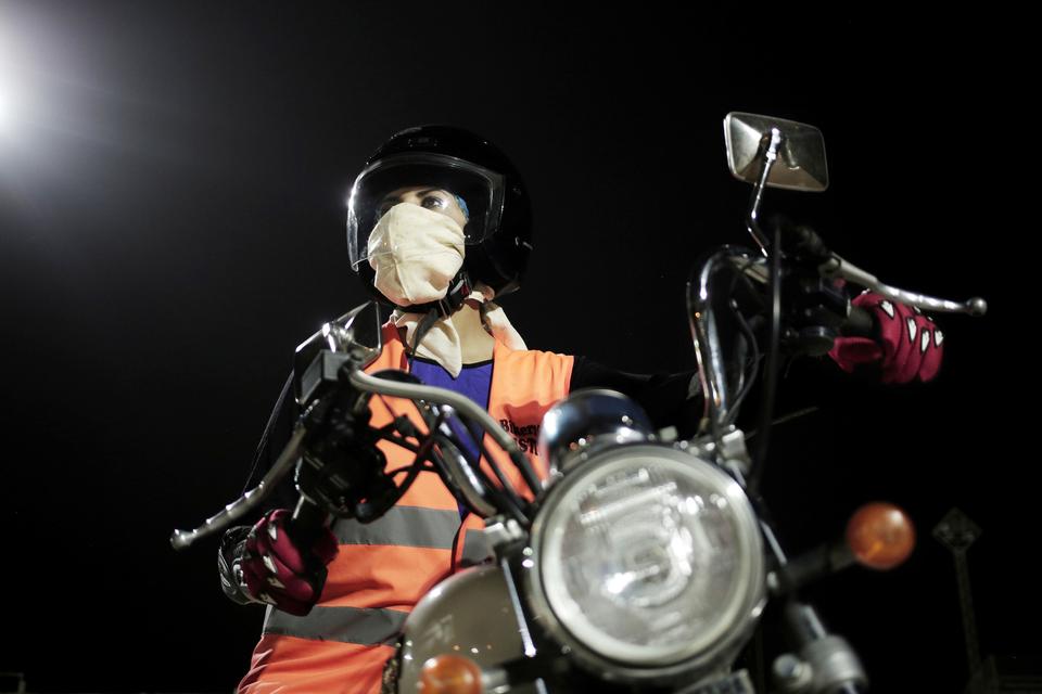 Maha Mohammed poserer på en motorcykel, da hun er i færd med at lære at køre ved Bikers Skills instituttet i Riyadh. Nariman El-mofty/AP
