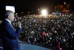 Tyrkiets præsident Recep Tayyip Erdogan
taler sent søndag aften til sine tilhængere i Istanbul. /AP