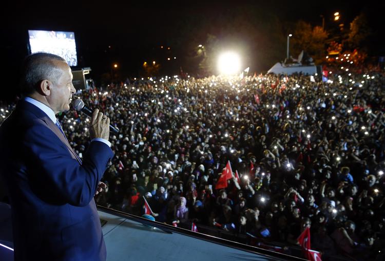Tyrkiets præsident Recep Tayyip Erdogan
taler sent søndag aften til sine tilhængere i Istanbul. /AP