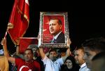 Støtter af Tyrkiets præsident, Recep Tayyip Erdogan, foran hans residens i Istanbul efter søndagens valg.  Foto: AP Photo/Lefteris Pitarakis
   Lefteris Pitarakis/AP