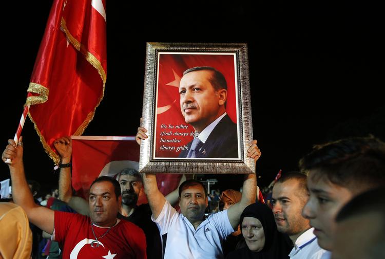 Støtter af Tyrkiets præsident, Recep Tayyip Erdogan, foran hans residens i Istanbul efter søndagens valg.  Foto: AP Photo/Lefteris Pitarakis
   Lefteris Pitarakis/AP