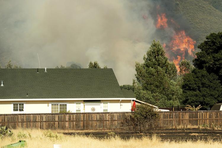 Flammer ved Spring Lakes tæt på Clearlake Oaks i Californien.  Noah Berger/AP