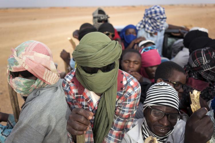 
    Migranterne overlades til deres egen skæbne uden mad ofg drikke i den varme ørken. Jerome Delay/AP