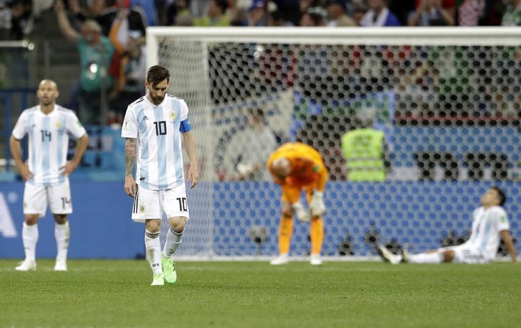 Argentina er hårdt presset før den sidste gruppekamp mod Nigeria.  Petr David Josek/AP