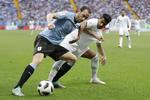 Uruguays forsvarsstyrmand Diego Godín (tv.) er en spiller, som enhver træner vil stole blindt på. Han rydder altid godt op, når det gælder.
   Andrew Medichini/AP