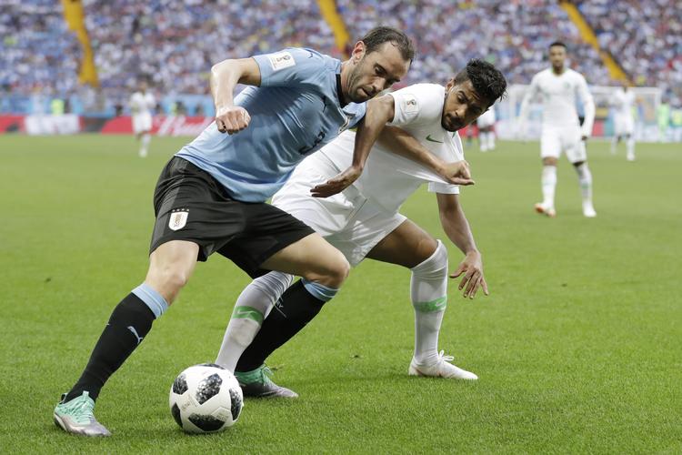 Uruguays forsvarsstyrmand Diego Godín (tv.) er en spiller, som enhver træner vil stole blindt på. Han rydder altid godt op, når det gælder.
   Andrew Medichini/AP