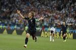 Luka Modric scorede en perle mod Argentina, da Kroatien vandt over de dobbelteverdensmestre med 3-0. Kroaterne er allerede sikre på at vinde gruppe og kan nu se frem til ottendedelsfinalen, hvor modstanderen formentlig bliver enten Danmark eller Australien. Ricardo Mazalan/AP