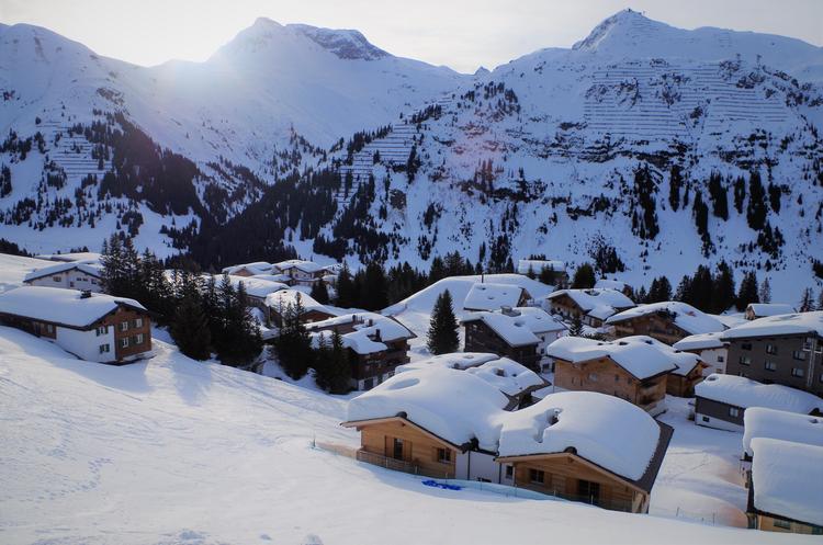 Godmorgen, Oberlech. En ny skidag venter. Her i den stille og bilfri by ligger næsten alle hoteller og pensioner direkte ud til pisterne. Susser Feit