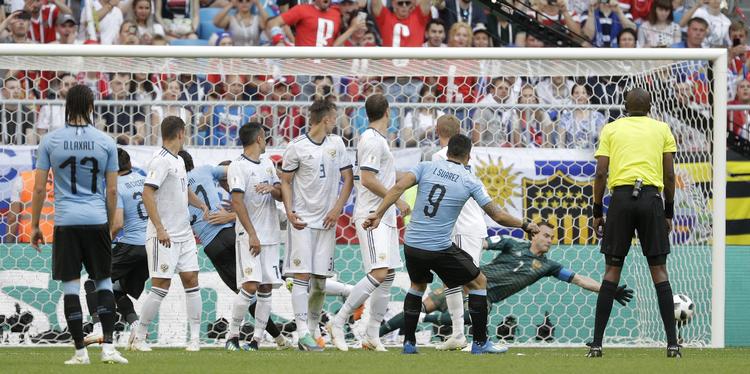 Luis Suarez scorede Uruguays første mål i sejren over Rusland. Gregorio Borgia/AP