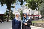 26-årige Zehra Yavuz, tv., og 24-årige Büsra Yazeci, er glade for den retning, som Tyrkiet har taget under Erdogan. Det er blevet lettere at være troende, fortæller de. Nanna Muus Steffensen