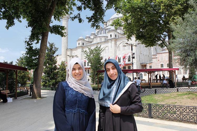26-årige Zehra Yavuz, tv., og 24-årige Büsra Yazeci, er glade for den retning, som Tyrkiet har taget under Erdogan. Det er blevet lettere at være troende, fortæller de. Nanna Muus Steffensen
