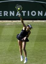Fem kvarter tog det Caroline Wozniacki at vinde sin første kamp i Eastbourne. Steven Paston/AP