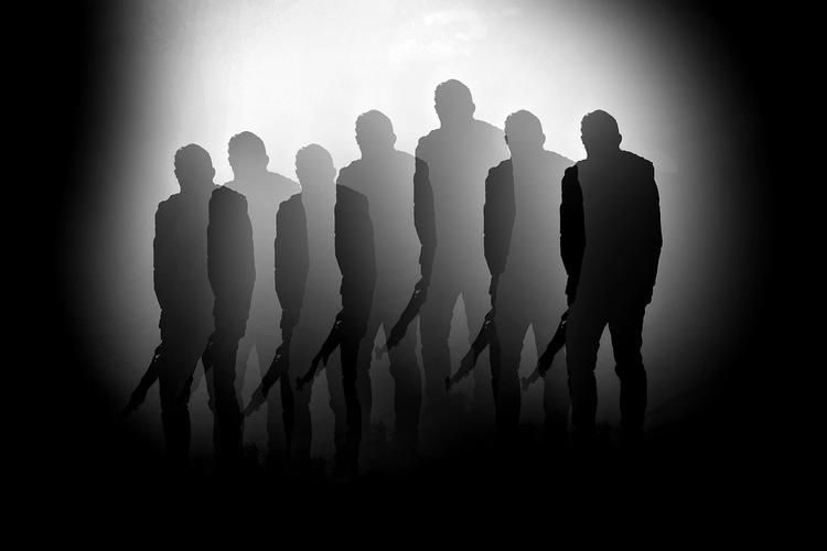 Vi fortæller her historien om, hvordan de syv unge mænd mødtes i Manchester og alle endte døde eller i fængsel. 