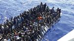 Libyske migranter mødt af den libyske kystvagt øst for hovedstaden Tripoli. Libyan Coast Guard/AP