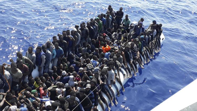 Libyske migranter mødt af den libyske kystvagt øst for hovedstaden Tripoli. Libyan Coast Guard/AP