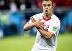 Denne hilsen koster schweizeren med albanske rødder, Xherdan Shaqiri, en bøde på ca. 65.000 kr. Laurent Gillieron/AP