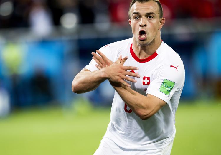 Denne hilsen koster schweizeren med albanske rødder, Xherdan Shaqiri, en bøde på ca. 65.000 kr. Laurent Gillieron/AP