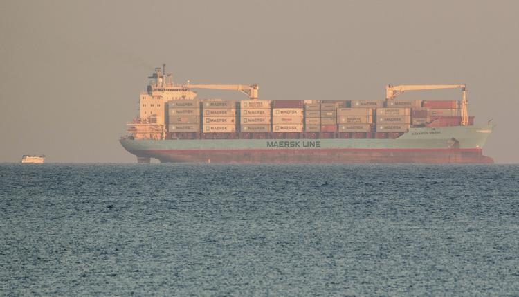 'Alexander Mærsk' ses her ud for Siciliens kyst. Det har samlet 113 migranter op, som det ikke har fået lov til at sætte i land i Italien. Mennu siger borgmesteren i den italienske by Pozzalo, Roberto Ammatuna, til den italienske avis Corriere della Sera, at han giver grønt lys til, at de sættes af i byen.  Salvatore Cavalli/AP