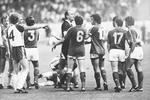Tyskeren Volker Roth havde set det og udviste trods indvendinger fra Michel Platini (nr. 10) den franskmand, der havde nikket Jesper Olsen en skalle. Poulsen Lars/POLFOTO