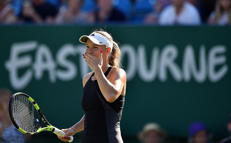 Caroline Wozniacki deltager i denne uge i en turnering i Eastbourne i England, hvor hun er videre til 3. runde og skal i kamp igen onsdag eller torsdag.  Glyn Kirk/Ritzau Scanpix