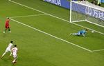 Målmand Ali Beiranvand snuppede sparket far Cristiano Ronaldo, der havde en skidt aften på grænsen til det uværdige.  Darko Bandic/Ritzau Scanpix