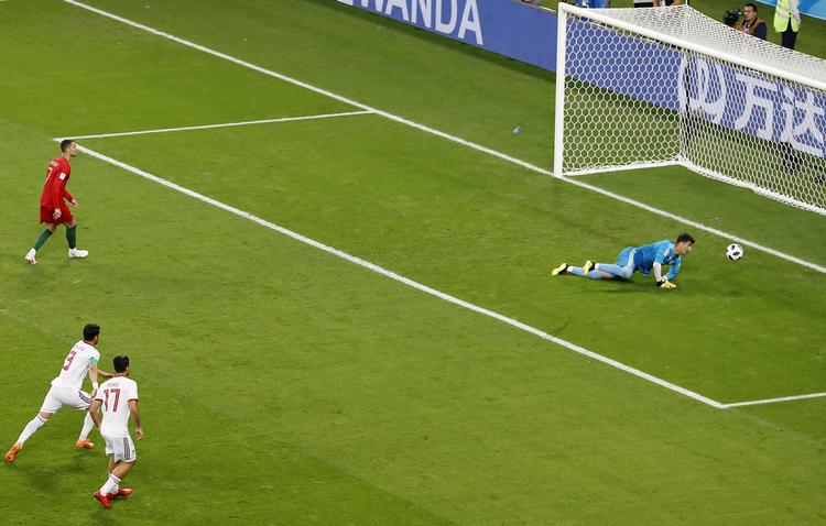 Målmand Ali Beiranvand snuppede sparket far Cristiano Ronaldo, der havde en skidt aften på grænsen til det uværdige.  Darko Bandic/Ritzau Scanpix