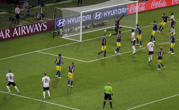 Toni Kroos scorede et af karrierens vigtigste mål mod Sverige. Målet holder Tyskland inde i VM.  Sergei Grits/AP
