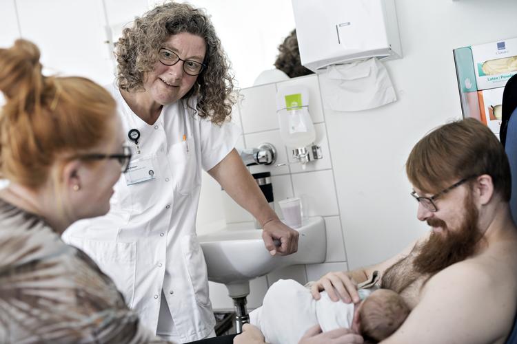 Lise Knud Jensen er afdelingsjordemoder på Aalborg Sygehus. Efter 20 år som jordemoder bliver hun stadig rørt over at være med, når et nyt lille menneske kommer til. Uanset hvor velforberedte forældrene er på forhånd, bliver de fleste nærmest overraskede over at se og mærke deres eget barn for første gang, siger hun.
   
   Cathrine Ertmann