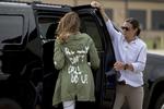 Under selve besøget i interneringslejrene bar Melania Trump ikke den olivengrønne jakke, men havde i stedet skiftet til en tætsiddende, hvid cowboyjakke. Det har dog ikke mildnet protesterne verden over, der nu resulterer i kreativt protesttøj. Andrew Harnik/Ritzau Scanpix