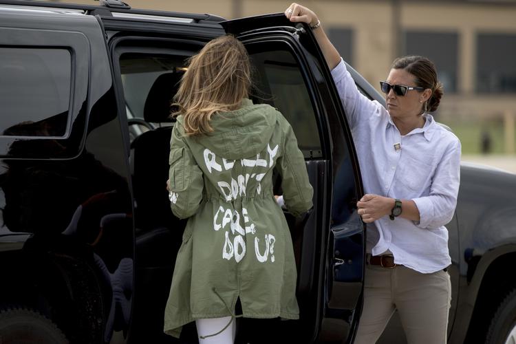 Under selve besøget i interneringslejrene bar Melania Trump ikke den olivengrønne jakke, men havde i stedet skiftet til en tætsiddende, hvid cowboyjakke. Det har dog ikke mildnet protesterne verden over, der nu resulterer i kreativt protesttøj. Andrew Harnik/Ritzau Scanpix