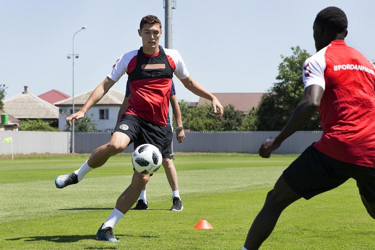 Andreas Christensen ser ud til at få en ny rolle længere fremme ad banen mod Frankrig, eftersom Mathias 'Zanka' Jørgensen er skiftet ind i forsvaret. Finn Frandsen/POLFOTO