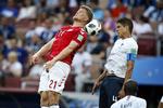 Andreas Cornelius var involveret i masser af hovedstødsdueller med Raphael Varane.
   Finn Frandsen/POLFOTO