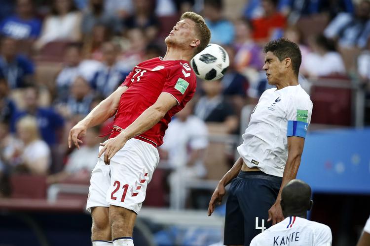 Andreas Cornelius var involveret i masser af hovedstødsdueller med Raphael Varane.
   Finn Frandsen/POLFOTO