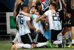 
 Argentinsk jubel med Lionel Messi i centrum, da der er fløjtet af for en superspændende kamp mod Nigeria
   Jorge Silva/Ritzau Scanpix