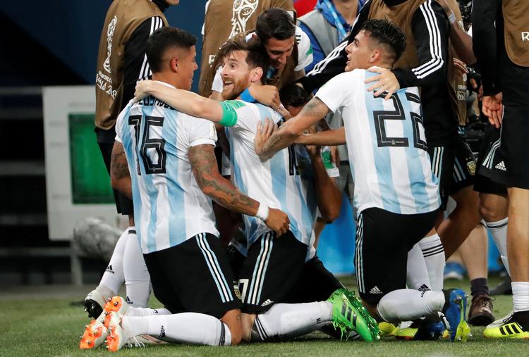 
 Argentinsk jubel med Lionel Messi i centrum, da der er fløjtet af for en superspændende kamp mod Nigeria
   Jorge Silva/Ritzau Scanpix