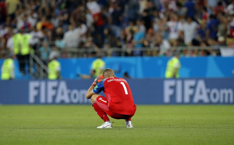 Det var det. Den islandske målmand Hannes Halldorsson konstaterer nederlaget. Island må forlade VM-slutrunden uden sejr, bedste resultat var uafgjort mod Argentina, som på den sidste spilledag slog Nigeria og sikrede sig videre VM-deltagelse.
    
   Vadim Ghirda/AP