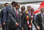 Eritreas udenrigsminister, Osman Sale (th), blev tirsdag modtaget i lufthavnen i Addis Abababa af Etiopiens premierminister,  Abiy Ahmed. Mulugeta Ayene/AP