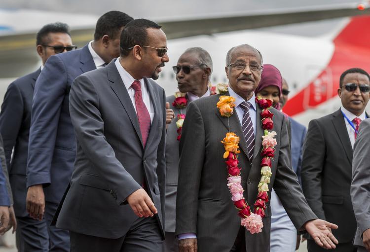 Eritreas udenrigsminister, Osman Sale (th), blev tirsdag modtaget i lufthavnen i Addis Abababa af Etiopiens premierminister,  Abiy Ahmed. Mulugeta Ayene/AP