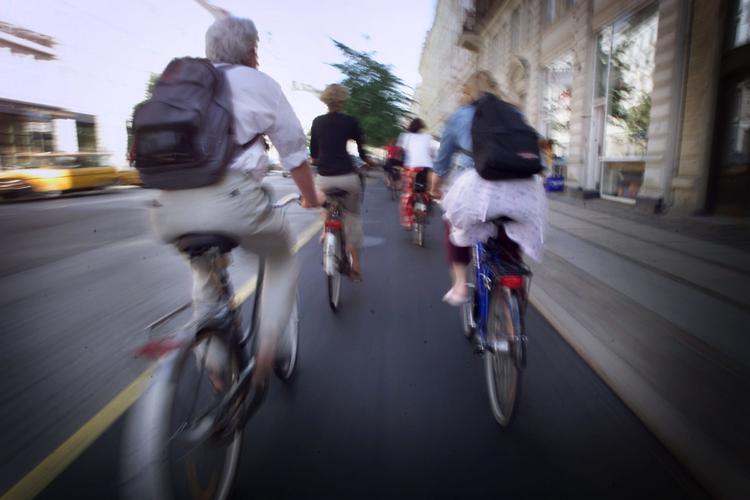 Fremover kan farten hos nogle cyklister på cykelstierne i København være op mod 45 km/t. Transportministeren vil nu have hurtige elcykler ind på cykelstierne.
   Jens Dresling/POLFOTO