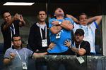  Diego Maradona med følge i luksusloungen på Zenit Arena.  Giuseppe Cacace/Ritzau Scanpix