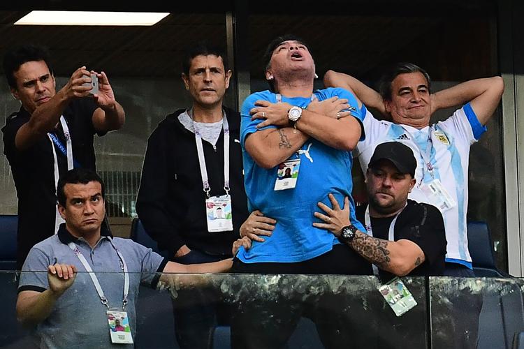  Diego Maradona med følge i luksusloungen på Zenit Arena.  Giuseppe Cacace/Ritzau Scanpix