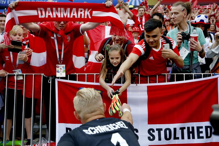 Kasper Schmeichel takkede for støtten efter 0-0 mod Frankrig - blandt andet ved at give sine målmandshandsker væk. Finn Frandsen/POLFOTO