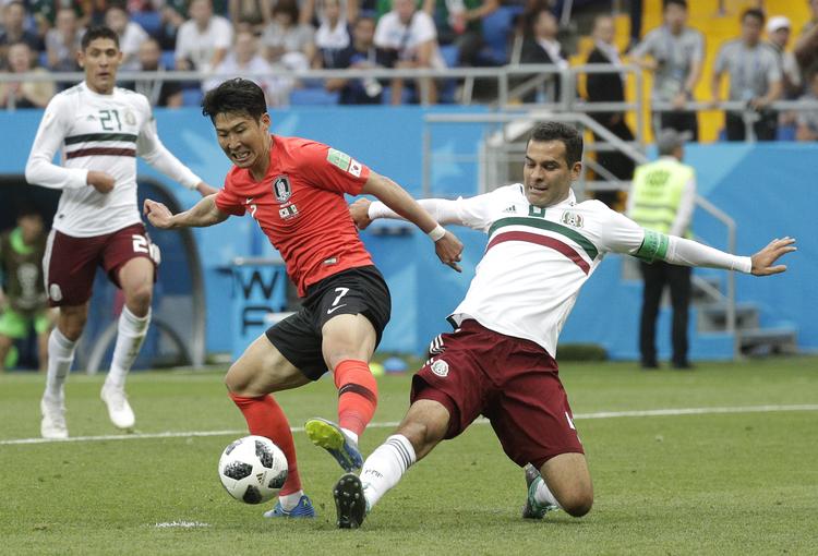     Mexicos Rafael Marquez (th.)  er med ved VM for femte gang.  Gregorio Borgia/AP