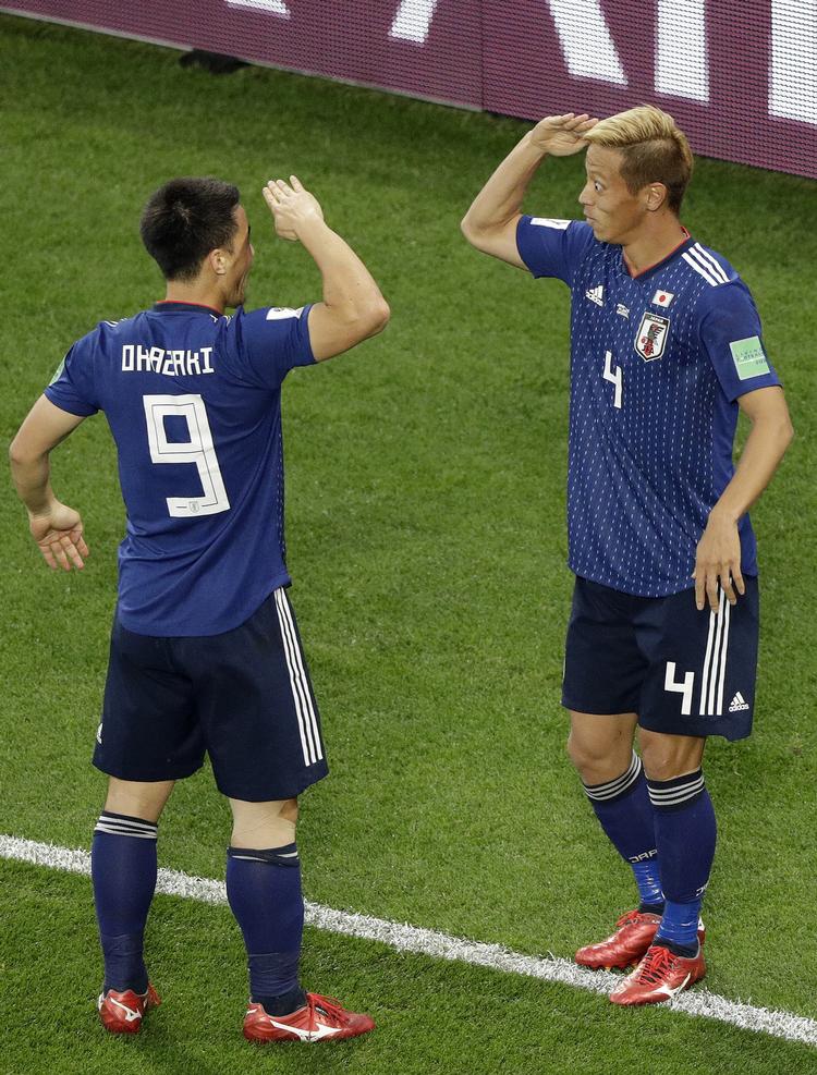 Keisuke Honda (th.), Shinji Okazaki og resten af de japanske spillere fører gruppe H før den sidste kamp.  Mark Baker/AP