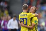 Sveriges målscorer Ludwig Augustinsson og holdkammerat Ola Toivonen fester, for svenskerne var på vej til den nødvendige sejr. Martin Meissner/AP