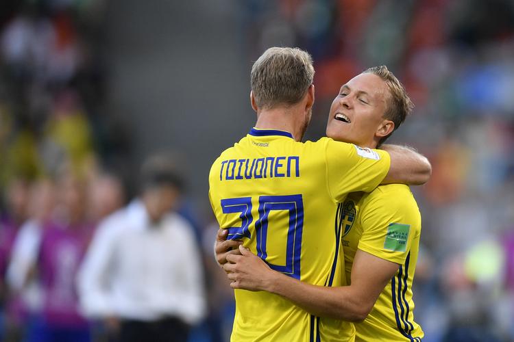Sveriges målscorer Ludwig Augustinsson og holdkammerat Ola Toivonen fester, for svenskerne var på vej til den nødvendige sejr. Martin Meissner/AP